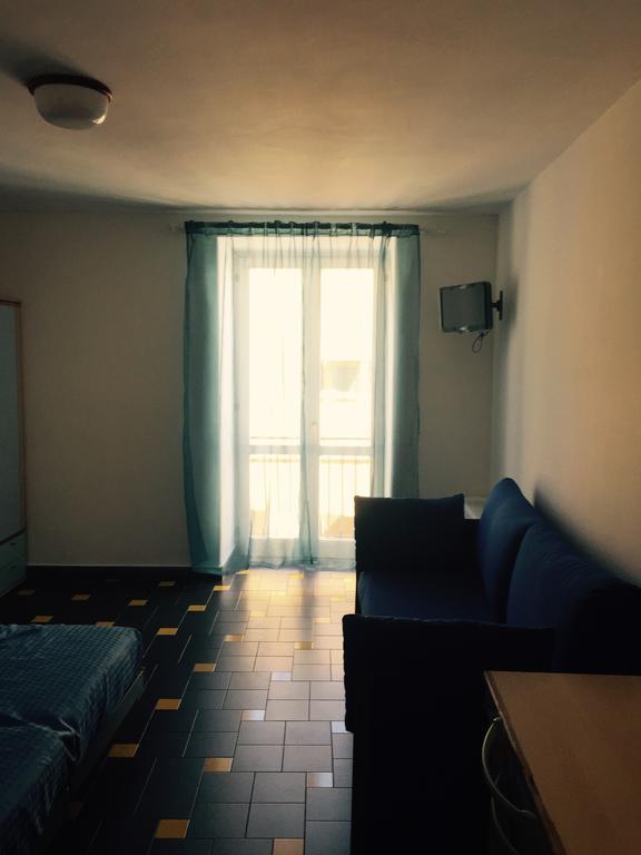 Hotel Ristorante Crescenzo Procida Esterno foto