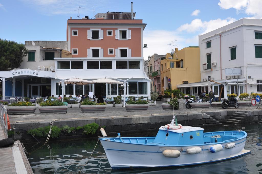 Hotel Ristorante Crescenzo Procida Esterno foto