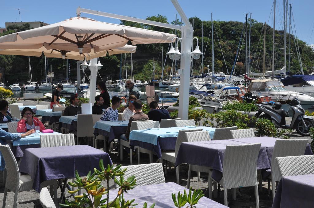 Hotel Ristorante Crescenzo Procida Esterno foto