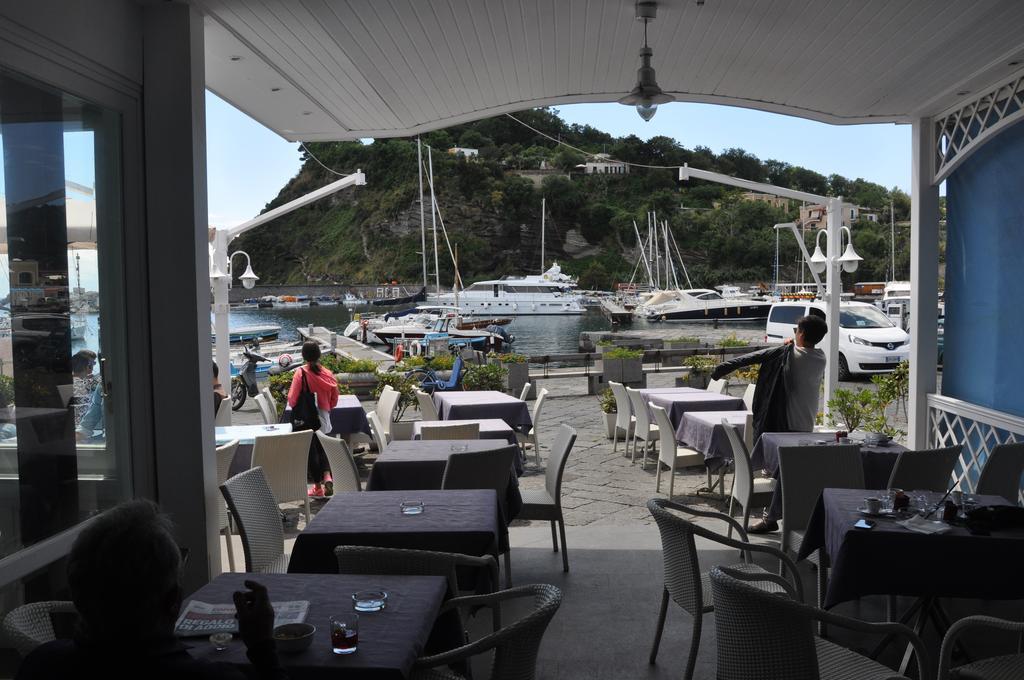 Hotel Ristorante Crescenzo Procida Esterno foto