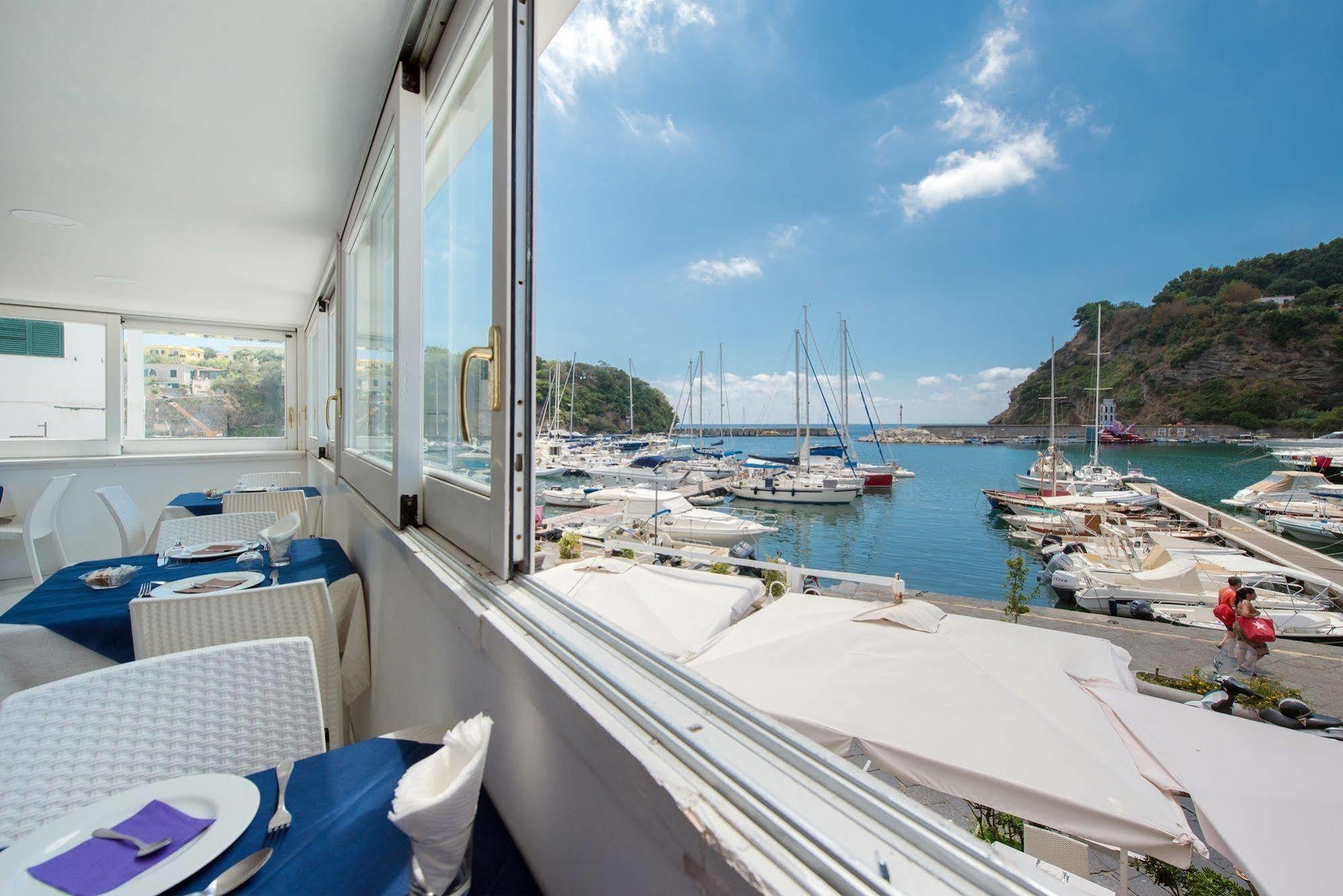 Hotel Ristorante Crescenzo Procida Esterno foto