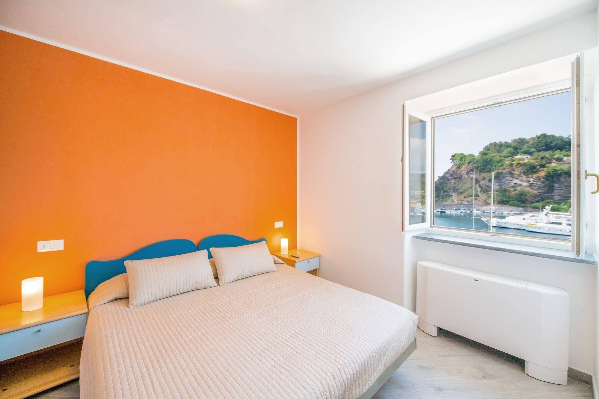 Hotel Ristorante Crescenzo Procida Esterno foto