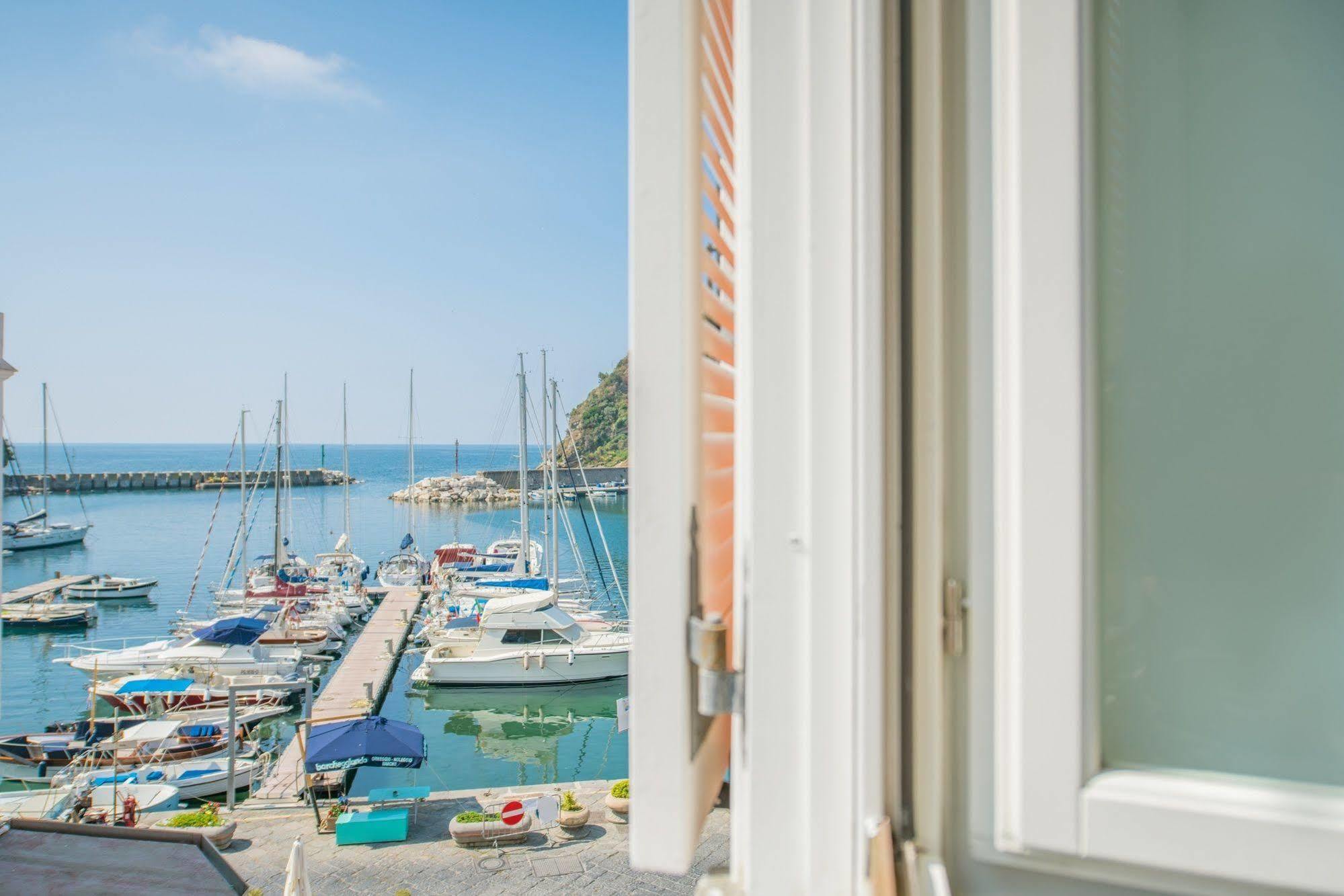 Hotel Ristorante Crescenzo Procida Esterno foto