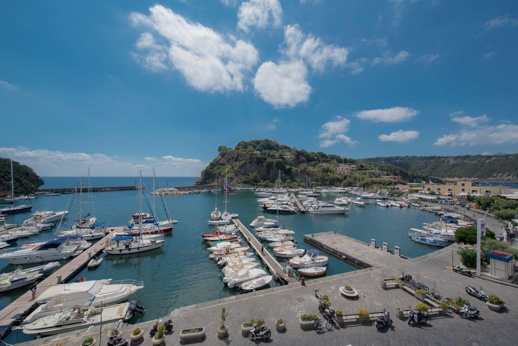 Hotel Ristorante Crescenzo Procida Esterno foto