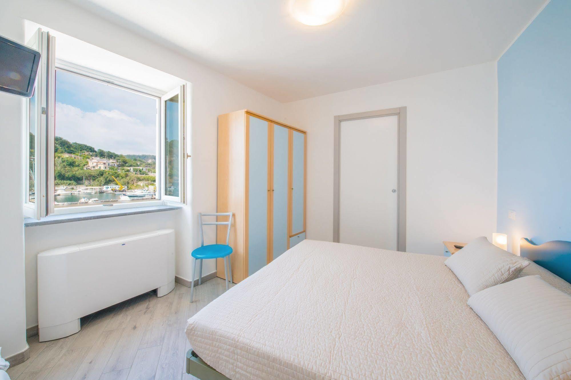 Hotel Ristorante Crescenzo Procida Esterno foto