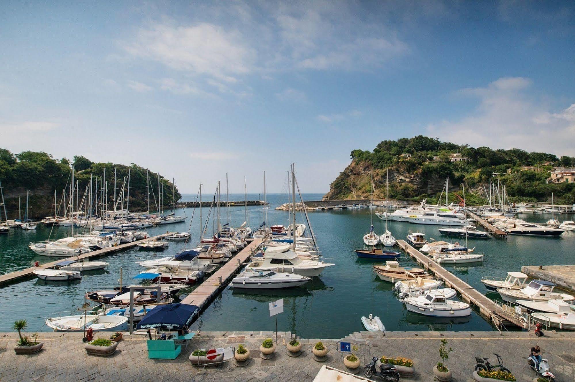 Hotel Ristorante Crescenzo Procida Esterno foto